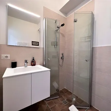 Castellini-private Parking Apartment *